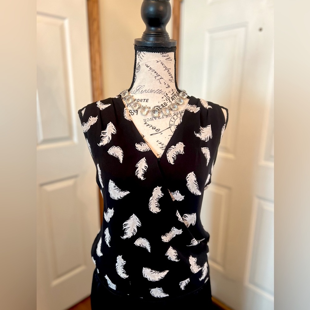 0782 White House Black Market Sleevless Feather Shell Top Size Medium